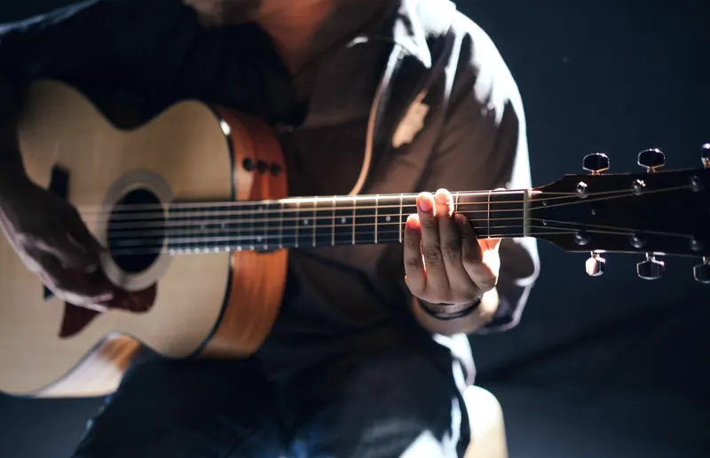 Gitarrist mit Akustikgitarre