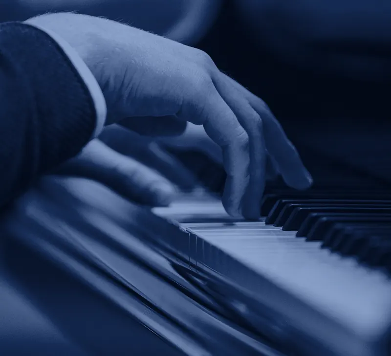Pianist spielt an einem Konzertflügel